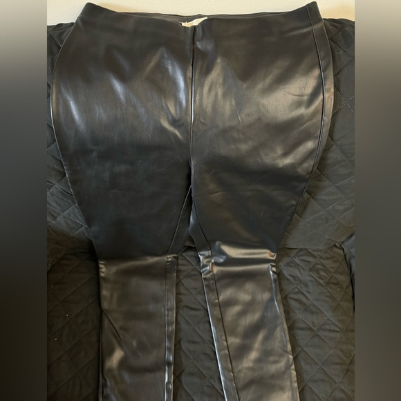 Beautiful skinny patent leather lookalike . - Picture 1 of 3